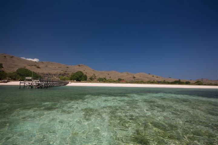 10-pantai-tersembunyi-indonesia-pulau-padar-taman-nasional-komodo-skyscanner