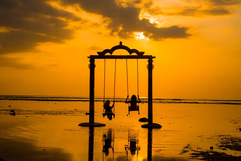 Ayunan di Ombak Sunset, salah satu spot terfavorit wisatawan di Gili Trawangan