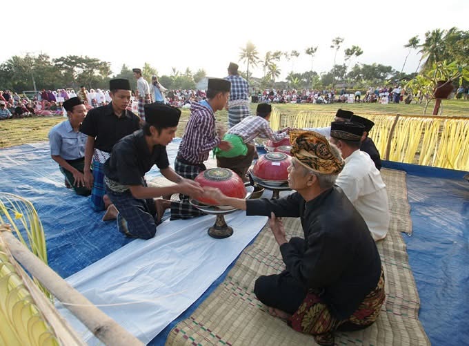 5 Kota di Indonesia Dengan Tradisi Unik Saat Ramadan - Megibung, Bali