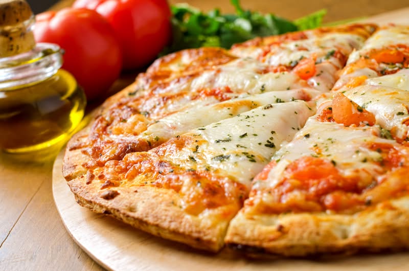 Pizza Margherita, salah satu varian pizza khas Italia yang sangat lezat