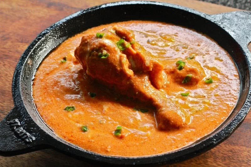 Shahi Butter Chicken. Ayam tanpa tulang yang dimasak dengan mentega dan saus medium