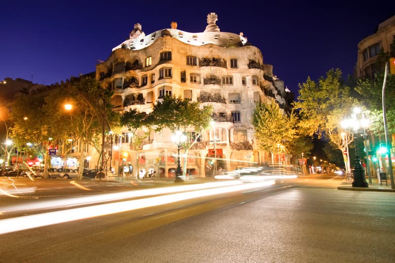 Paseo de Gracia de noche, con una panorámica de La Pedrera