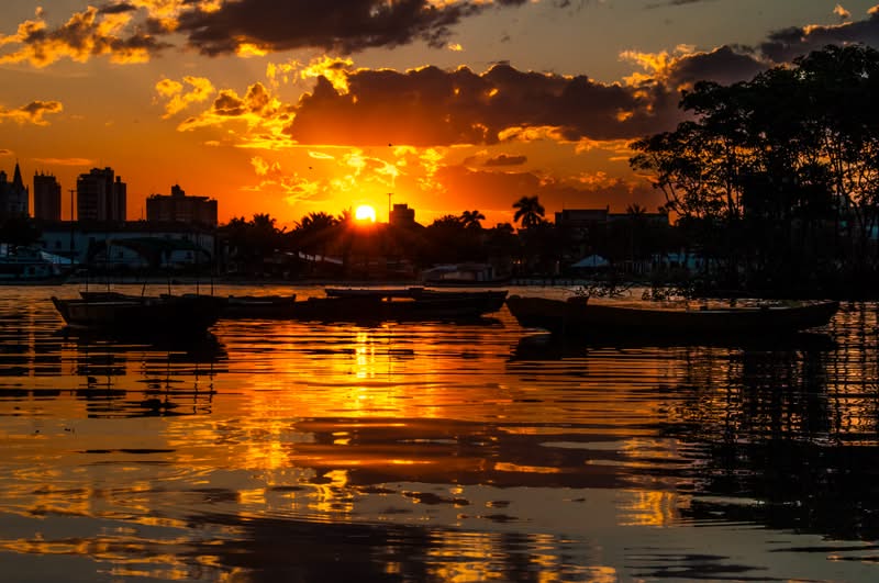 Clic en la foto para econtrar hoteles baratos en Paranaguá