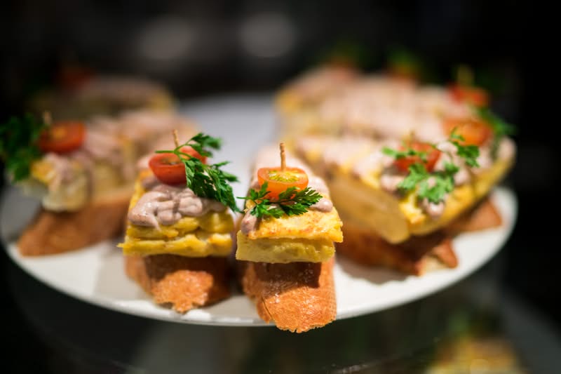 Montaditos en un bar del Mercado de la Boquería en Barcelona