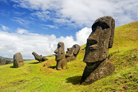 moais en la isla de pascua
