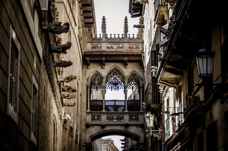 Barrio Gótico de Barcelona, panorámica del Carrer del Bisbe y la Catedral
