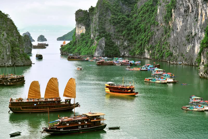 Panorama skenik khas Ha Long Bay di Vietnam