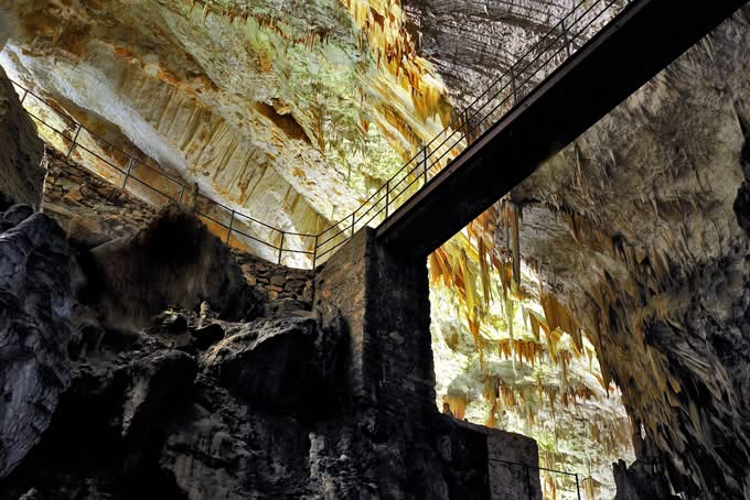 680-bridge-stalactites-and-stalagmites-i
