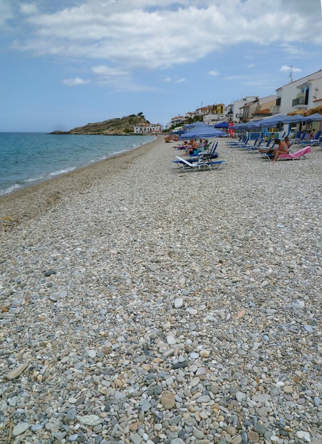 Η βοτσαλωτή παραλία στο Κοκκάρι της Σάμου