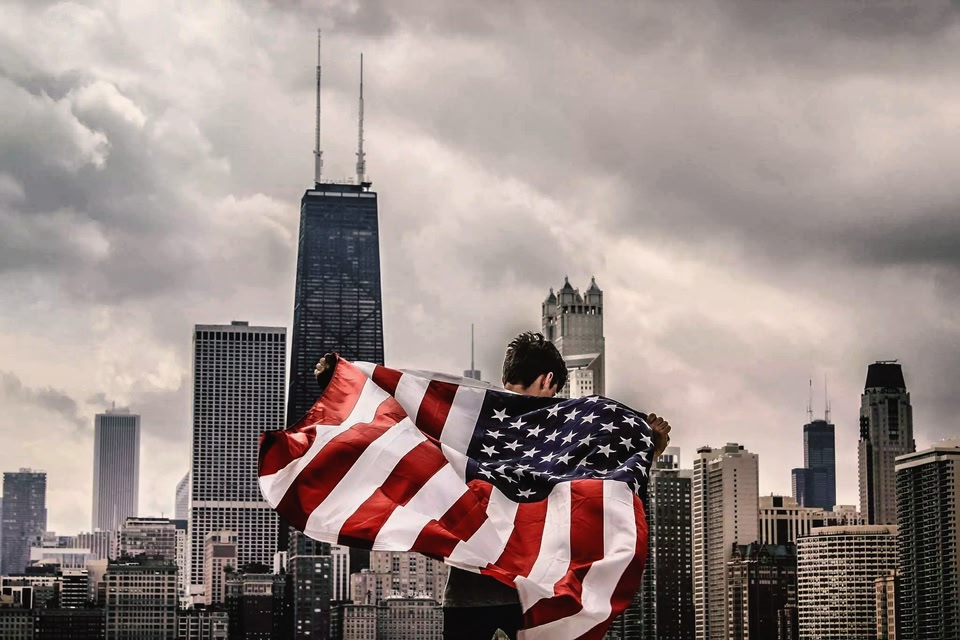 ciudad de Chicago y bandera de Estados Unidos