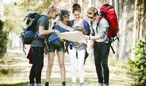 Chicos animándose a viajar de mochilero