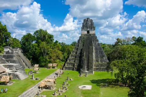 pirámides mayas de tikal en guatemala