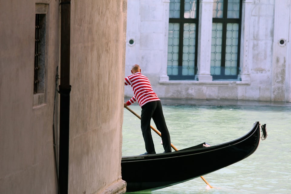 Gondel op een kanaal in Venetië