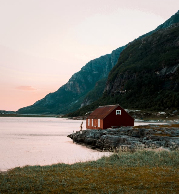 Maison brune au bord de l'eau à Bodø, en Norvège.