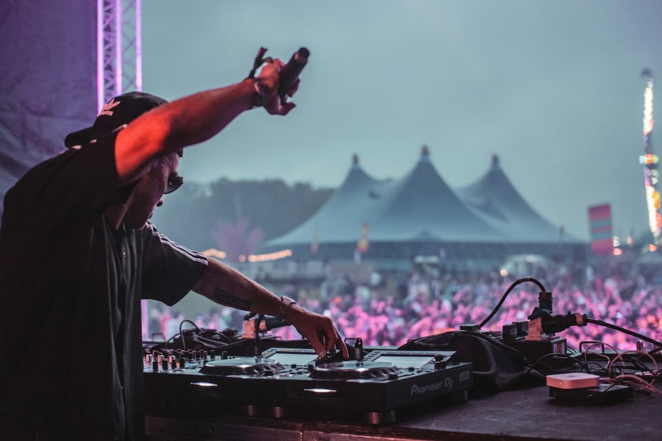 DJ auf einer Bühne beim Coachella Festival