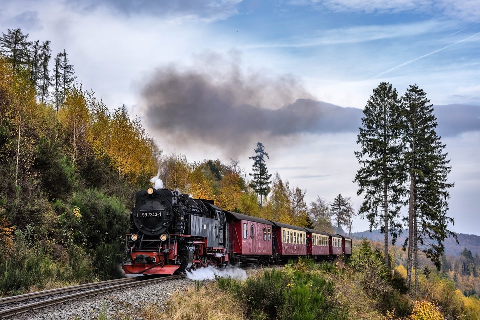 Stoomtrein rijdt door bergachtig landschap