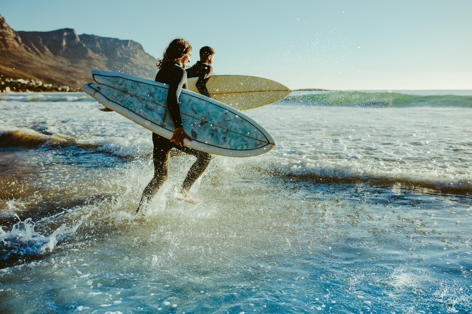 Un hombre surfea