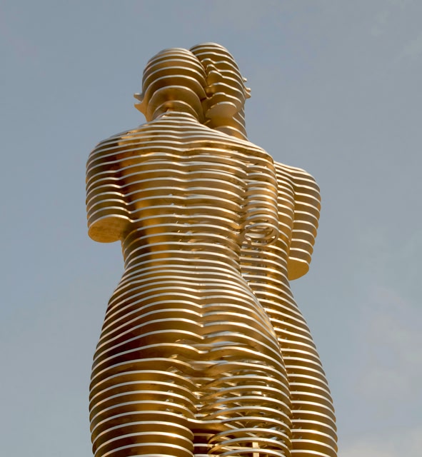 Statue de Bouddha dorée sous un ciel bleu, en journée, à Batoumi, en Géorgie.