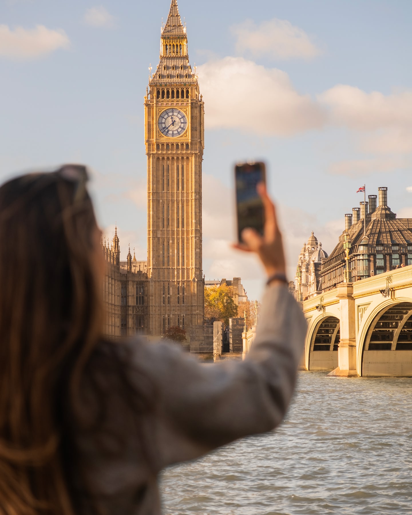 Personne photographiant Big Ben au bord de la Tamise.