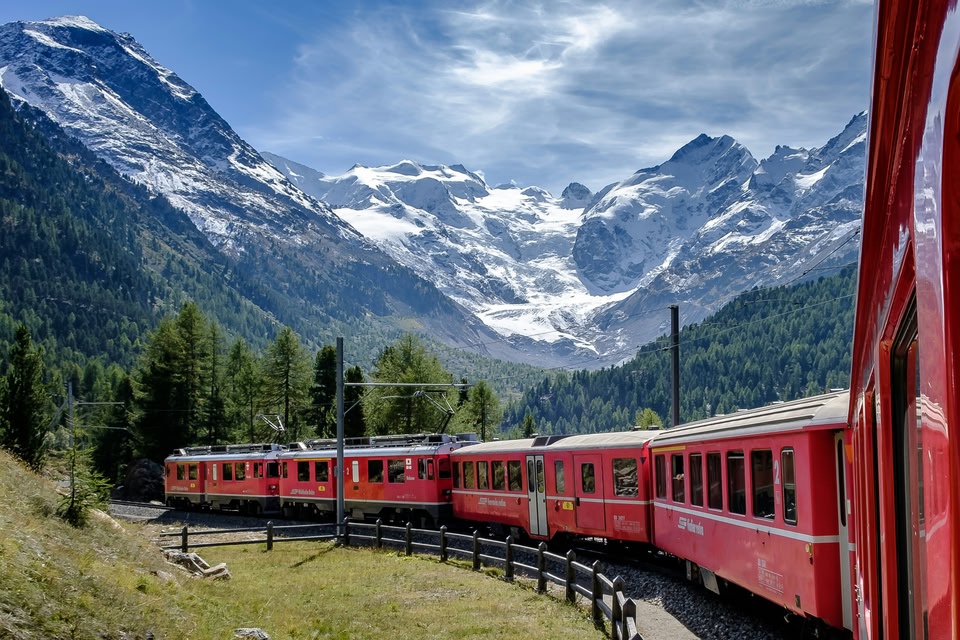 Bernina Express trein in het Zwitserse berglandschap