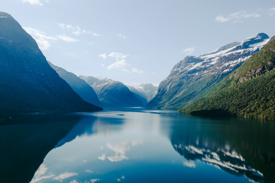 Bergen langs een fjord in Noorwegen