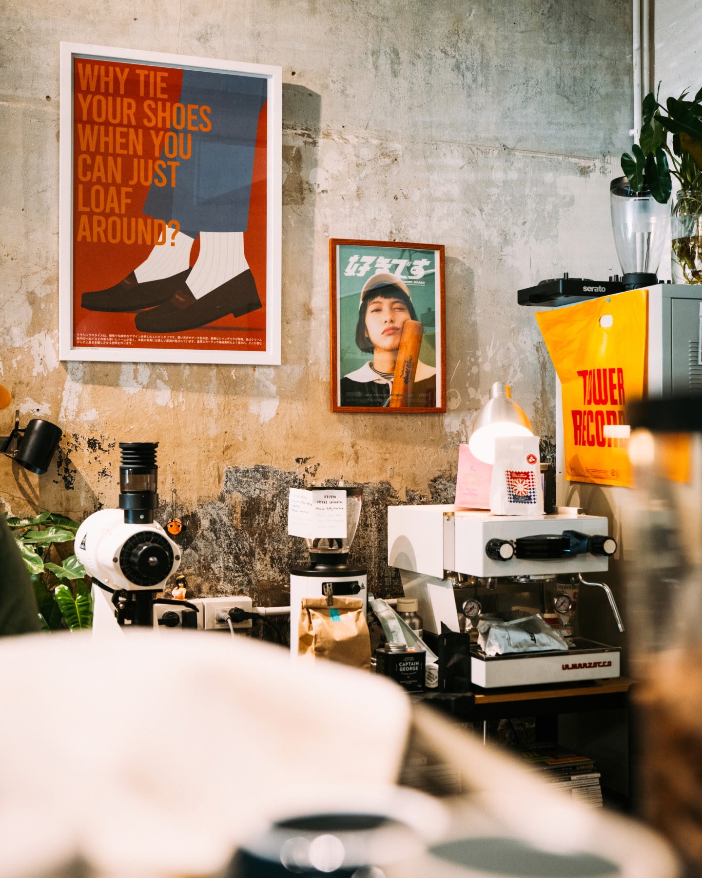 Kaffeebar mit Espressomaschine, Postern und Einrichtung im Industriestil.