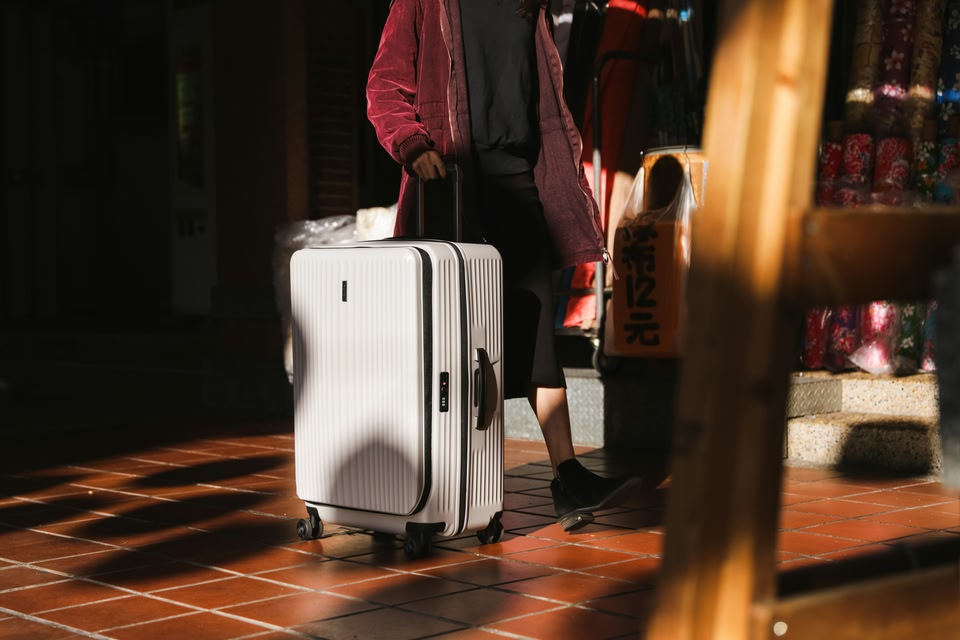 une femme avec une valise blanche