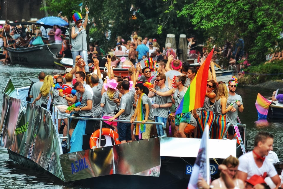 Boot met LHBTQIA+-personen tijdens de Canal Parade van Pride Amsterdam