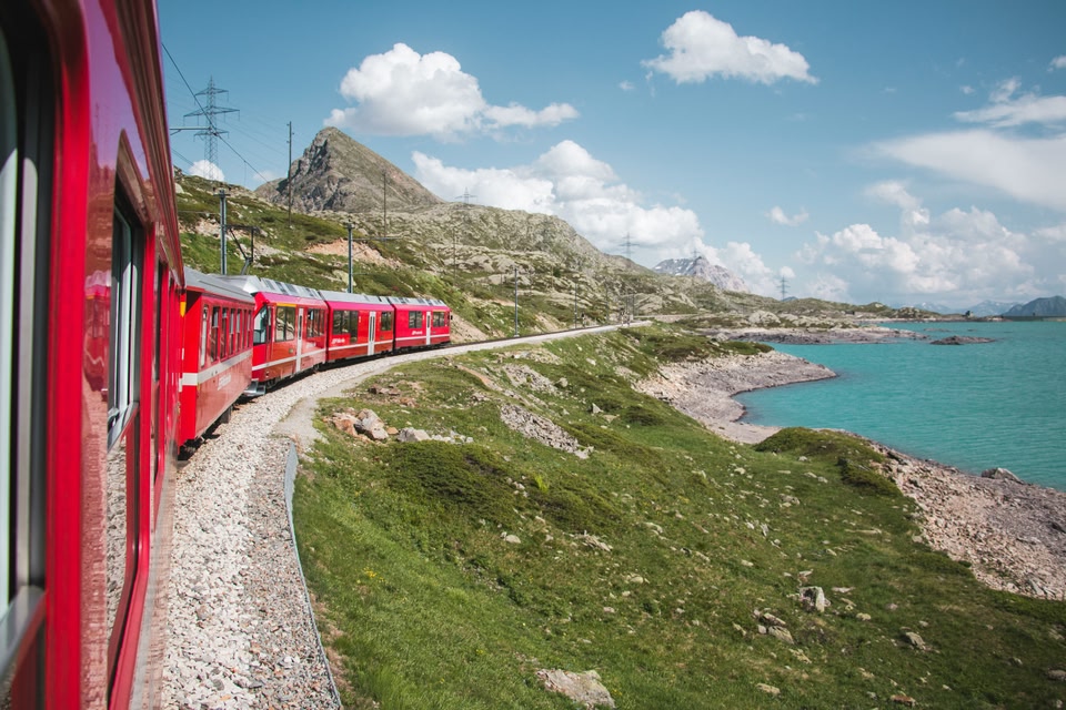 Trein langs de kust van Italië met uitzicht op zee