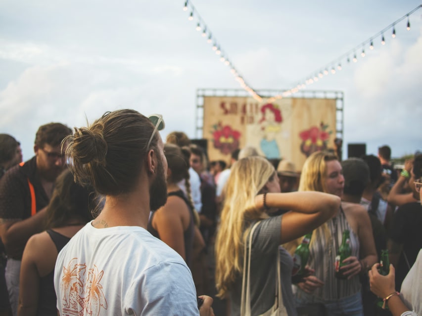 Tanzende Festivalbesucher beim Coachella in Kalifornien