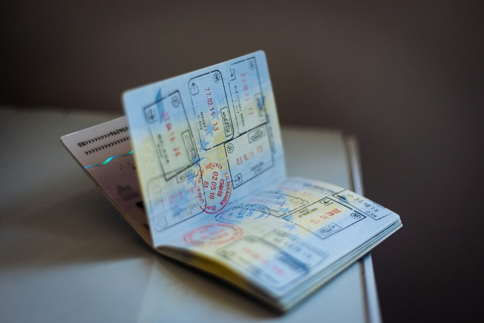 Opengeslagen paspoort met reisstempels voor internationale reizen