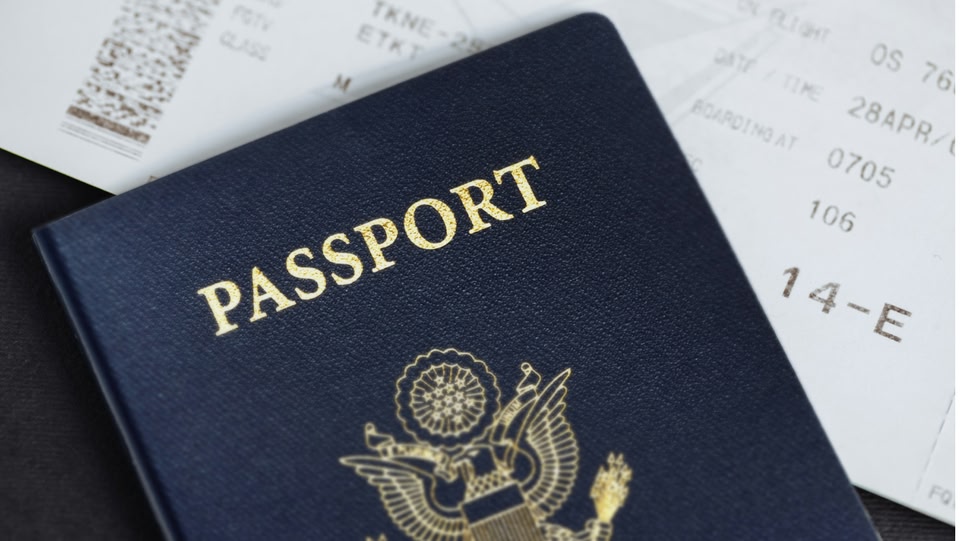Boardingpass en paspoort klaar voor vertrek op de luchthaven