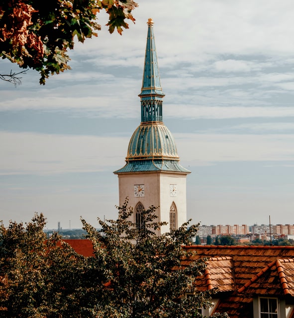 Bâtiment en béton blanc et brun sous des nuages ​​blancs, en journée, à Bratislava, en Slovaquie.