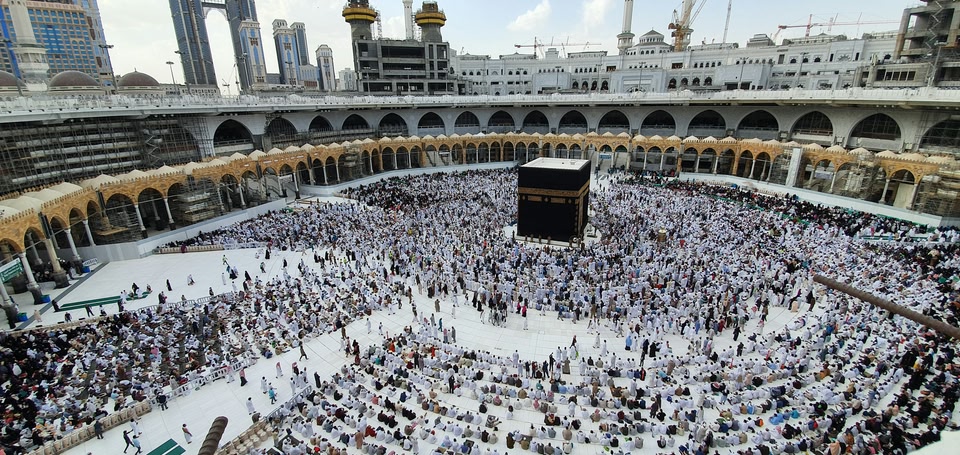 An image of pilgrams on Hajj in Mecca