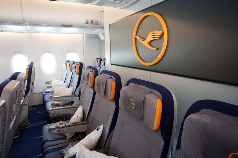 des sièges à l'intérieur d'un avion Lufthansa