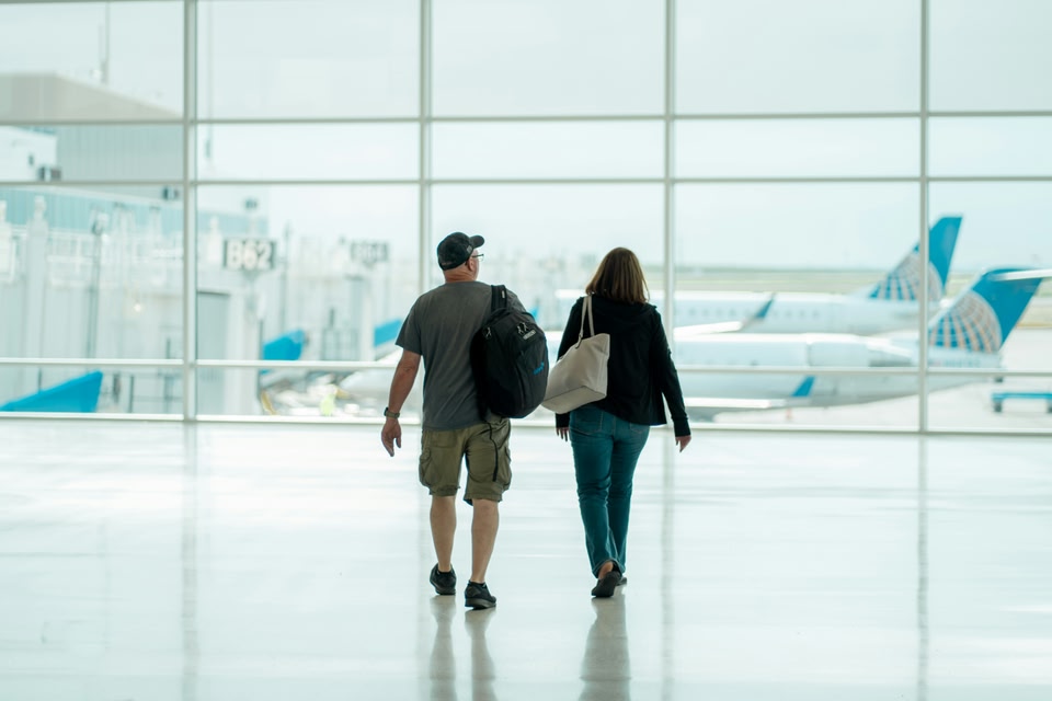 coppia in aeroporto mentre cammina