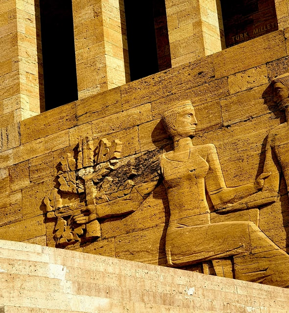 مبنى خرساني بني اللون نهاراً في أنقرة، تركيا.