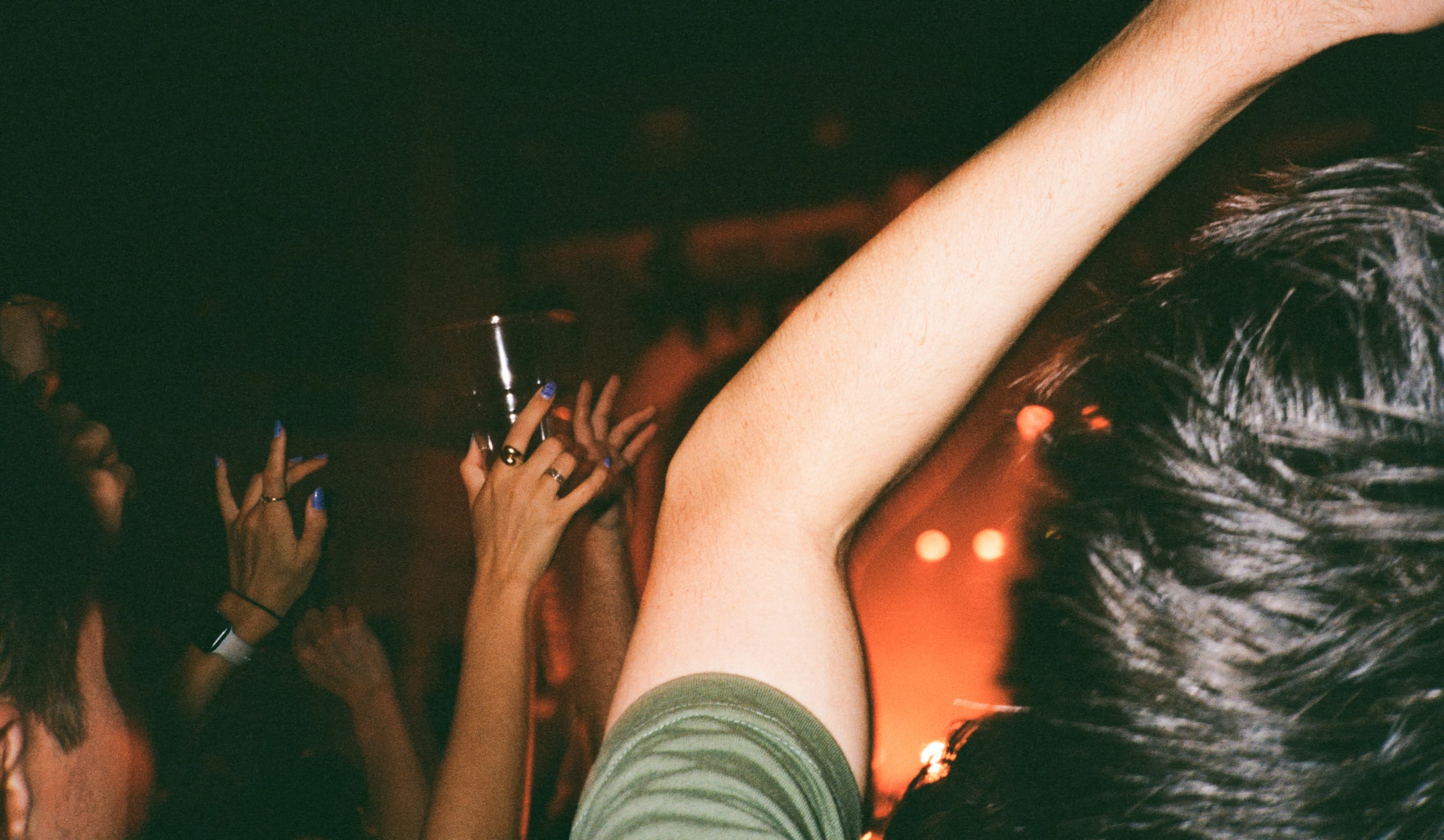 Foule les mains levées lors d’un concert de musique live.