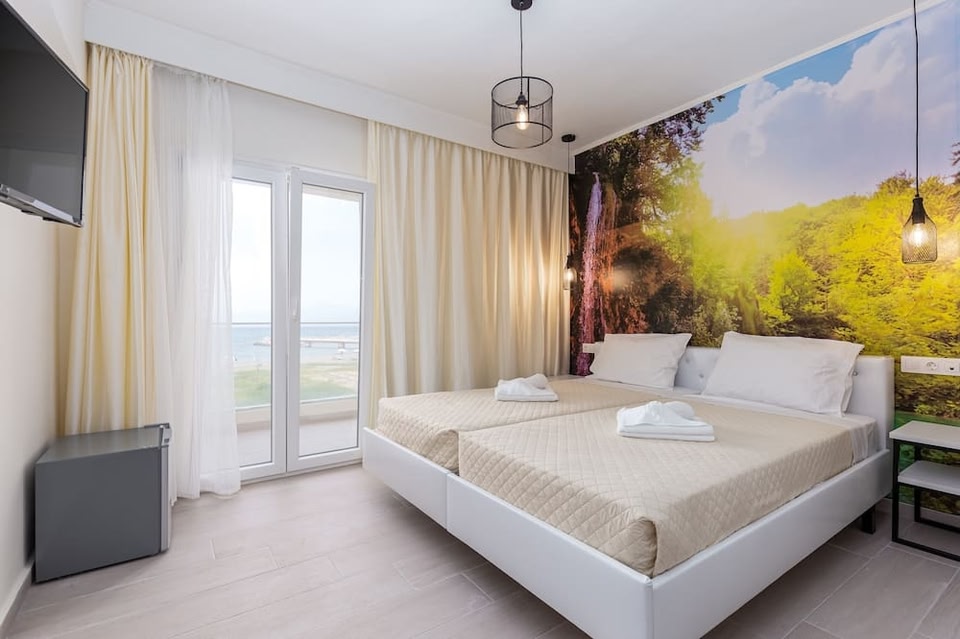 Aqua Luxury Suites by Estia
