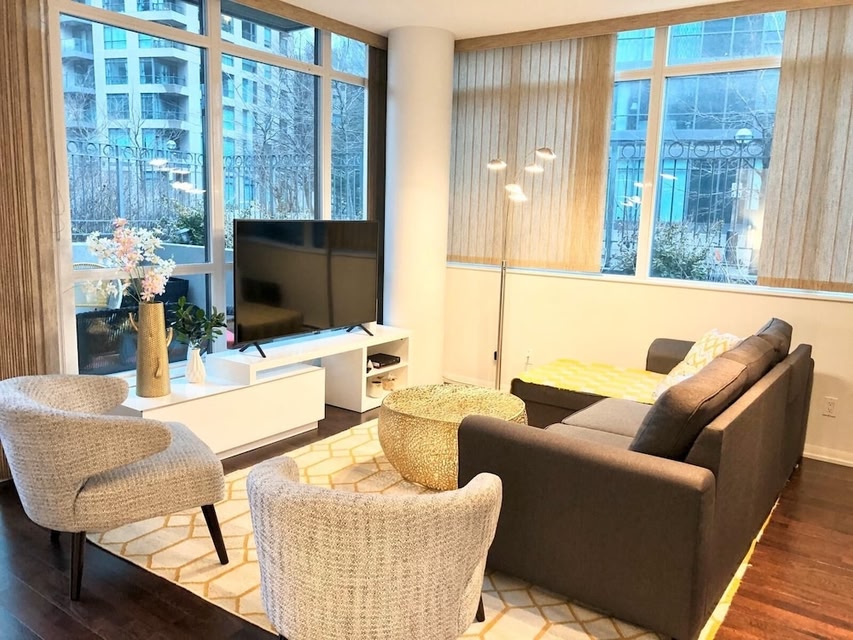 토론토 호텔 High-Rise Condo With CN Tower View - Balcony - Free Parking ...