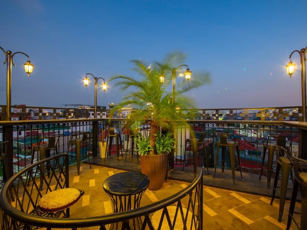 Madelise Palace Hotel & Travel