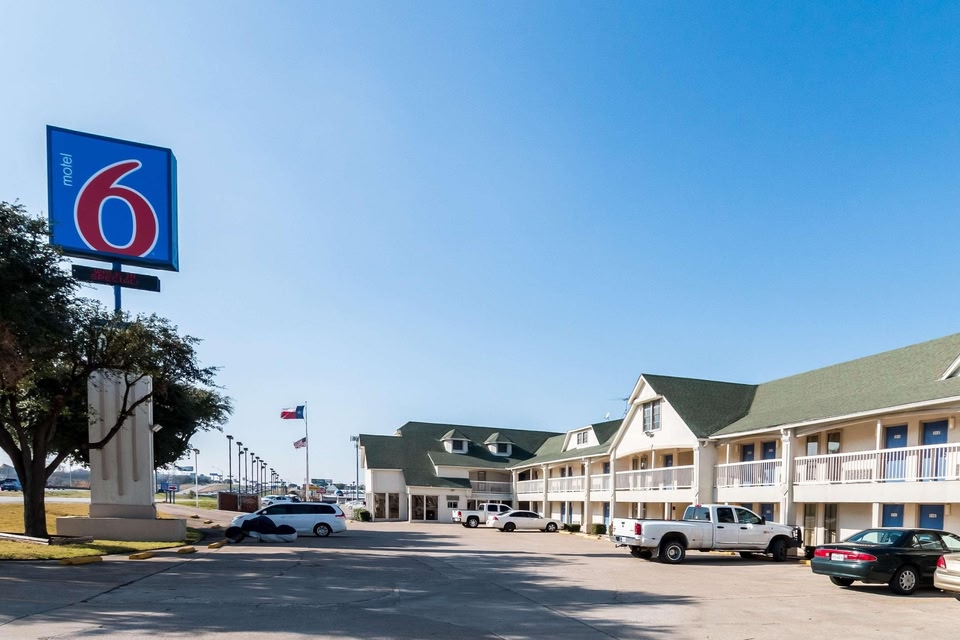 what is the net worth motel 6