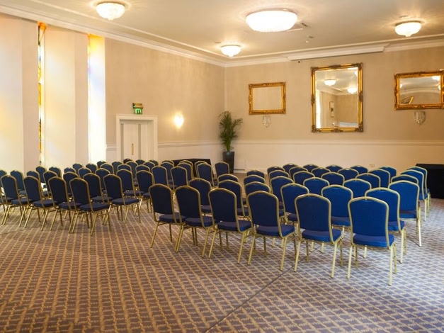 Castle Oaks House Hotel