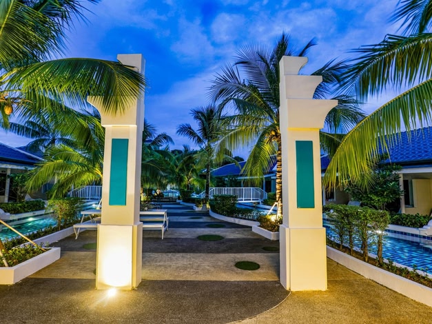 Tuana Hotels Brook Pool Access