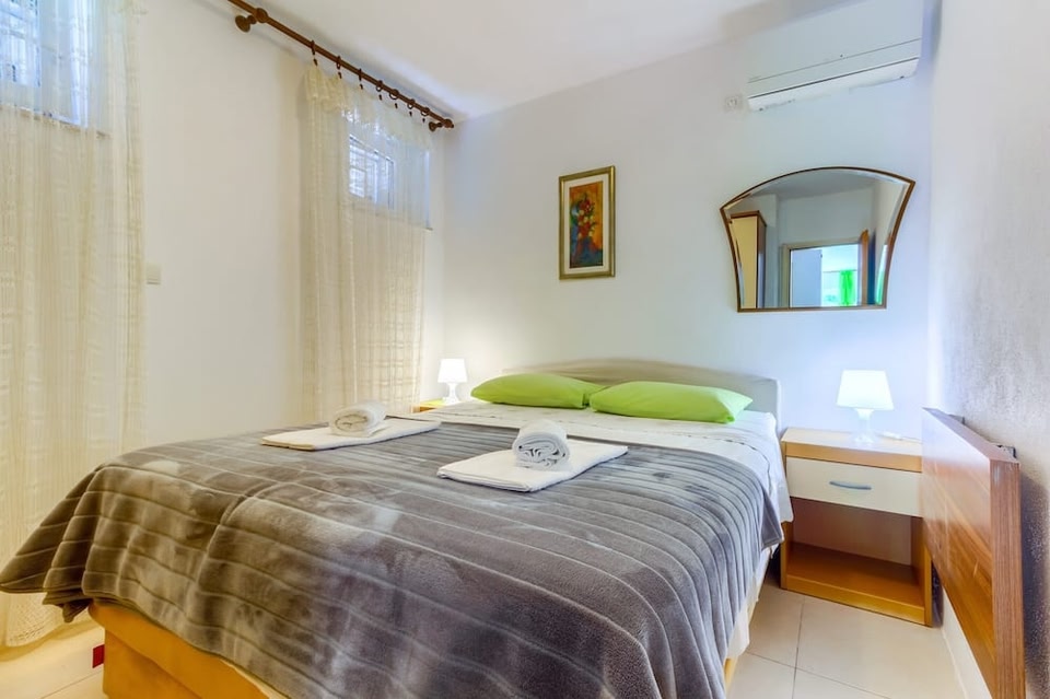 2-bdr apt With Shared Garden 3 min Walk to Beach