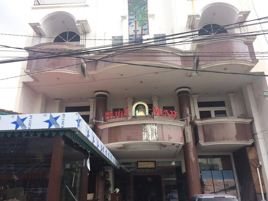 Front One Hotel Mesir Surabaya