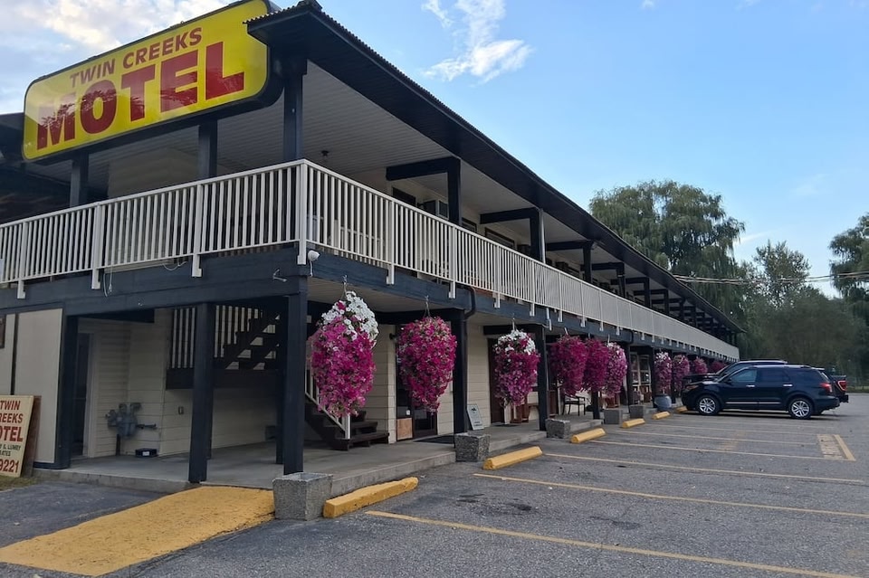 Twin Creeks Motel