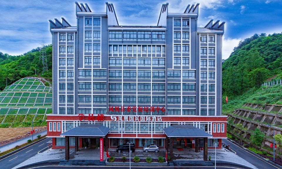 hotels image https://content.skyscnr.com/available/2328259811/2328259811_960x576.jpg