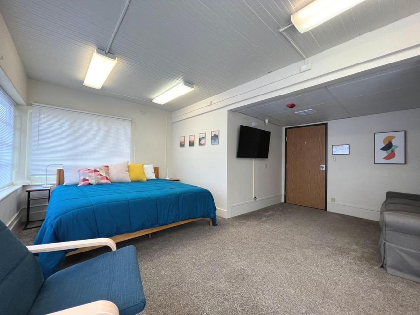 376 Eugene Guest Rooms