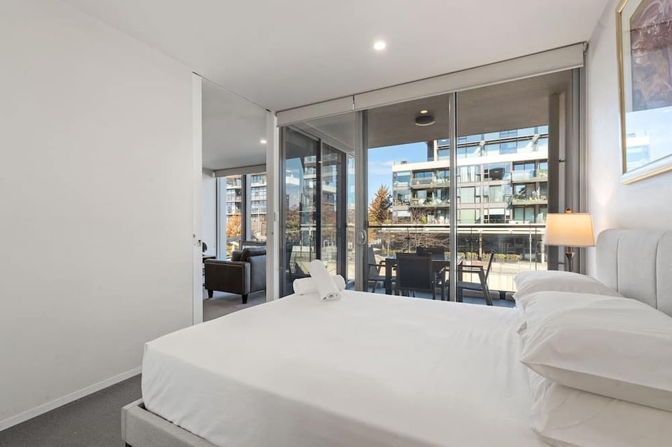 Spacious Lakefront Apartment With Pool Access